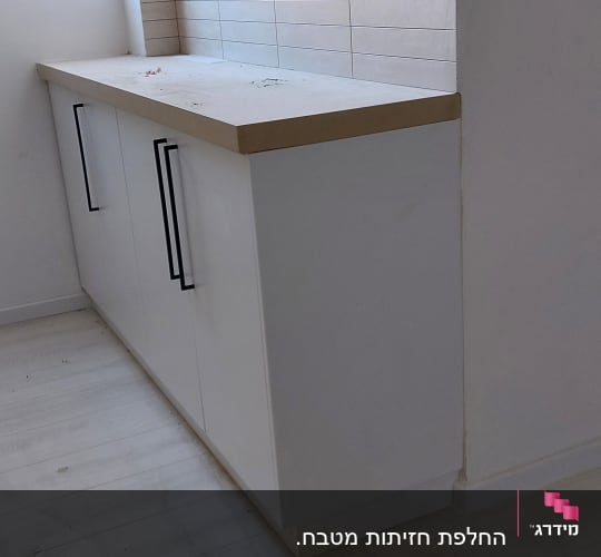 ארון מטבח נמוך עם משטח עבודה מעץ וידיות שחורות